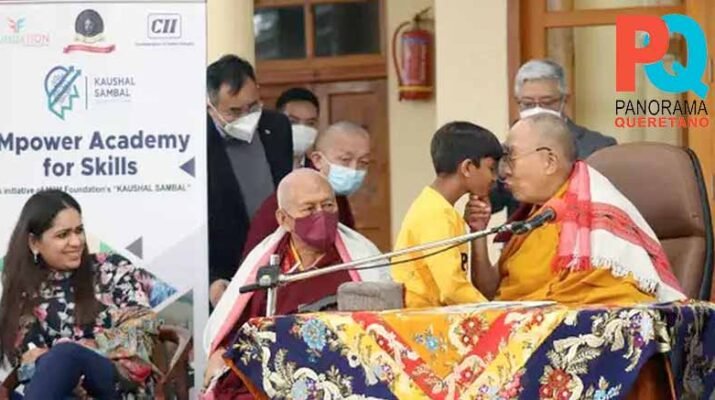 Noticiero Panorama Queretano Dalai Lama Besa A Ni O Y Le Pide Chupar