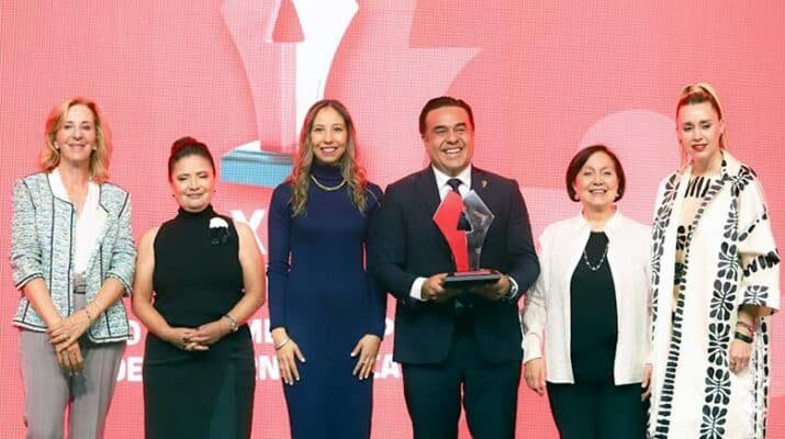 Noticiero Panorama Queretano Recibe Luis Nava Premio Por La Universidad