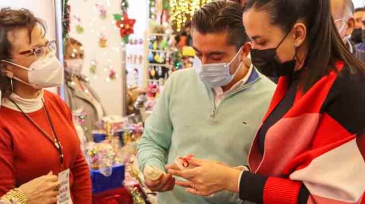 Encienden Árbol e inauguran Bazar Navideño en Corregidora 1 Árbol