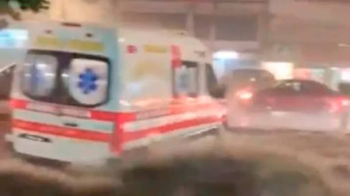 Aguas negras arrastran una ambulancia de la CDMX 1 Aguas negras