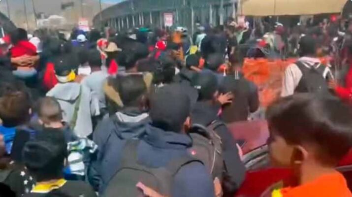 Migrantes intentan cruzar por la fuerza hacia Estados Unidos 20 migrantes