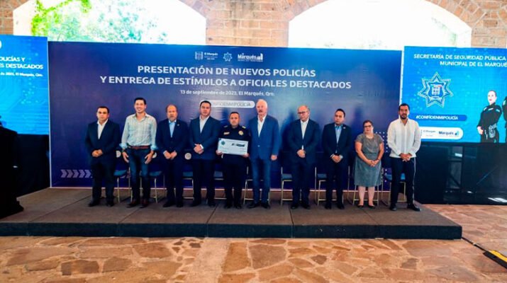 Enrique Vega encabeza la presentación de 21 nuevos policías 8 Enrique Vega encabeza