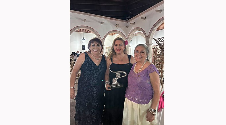 Recibe Presidenta de la Comisión de Mujeres de CANACINTRA galardón 2 Recibe Presidenta
