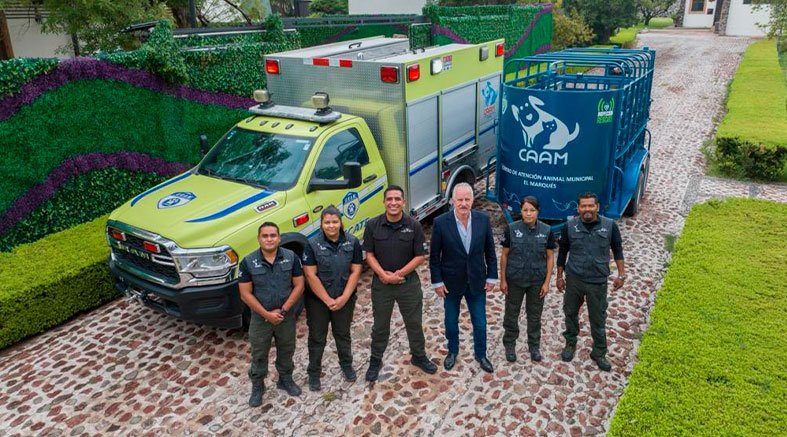 Enrique entrega remolque tipo ganadero al CAAM 4 Enrique entrega remolque