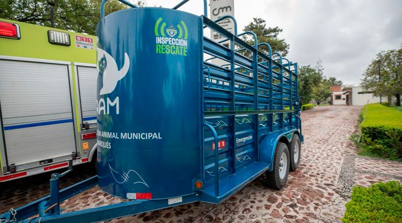 Enrique entrega remolque tipo ganadero al CAAM 2 Enrique entrega remolque