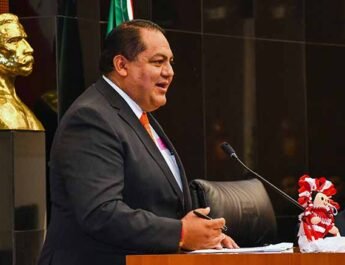 René Mejía recibe medalla al Mérito Bem Lamat