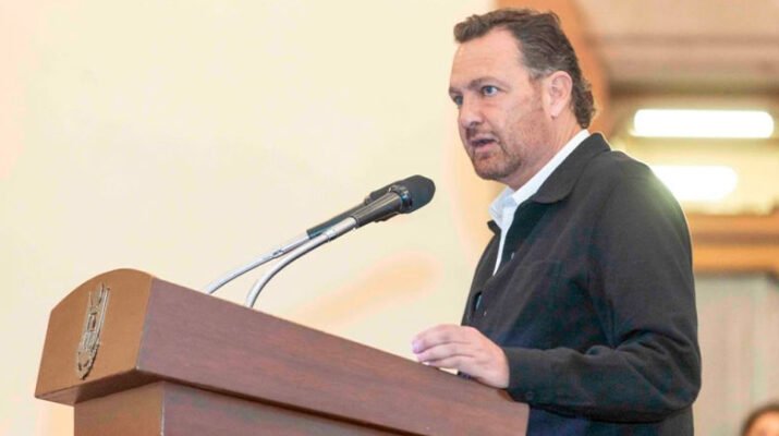 Designa gobernador, de manera interina, a los responsables de Gobierno y de Desarrollo Social 16 Designa