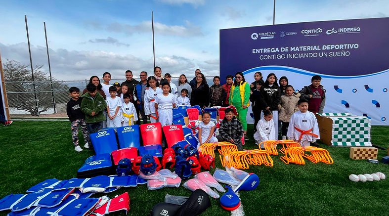 Renuevan cancha de futbol y entregan equipo deportivo en Cadereyta 2 Renuevan cancha