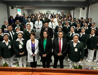 Se gradúan 28