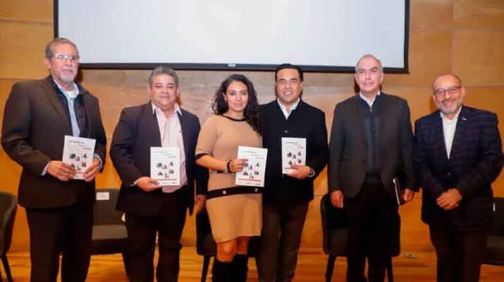 Presentan el libro “Las Familias en Querétaro en 2020” 1 libro