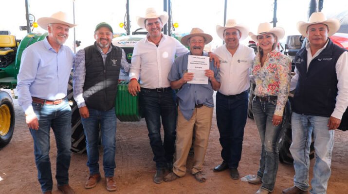 Entregan apoyos a