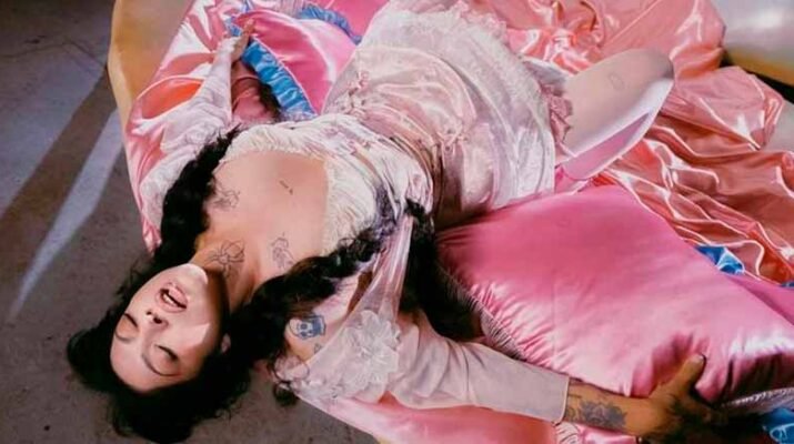 Mon Laferte es fuertemente criticada por su video “Pornocracia” 12 Pornocracia