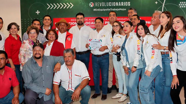 Miguel Martínez recibió su constancia como precandidato 1 Martínez recibió