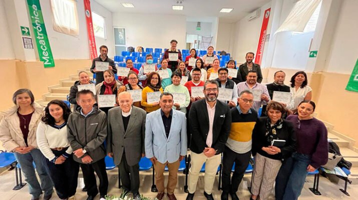 Se especializan docentes del CECyTEQ en Logística 17 Se especializan