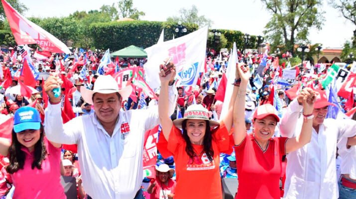 Sigamos construyendo por Amealco y por Querétaro: Abigail Arredondo 1 Sigamos construyendo