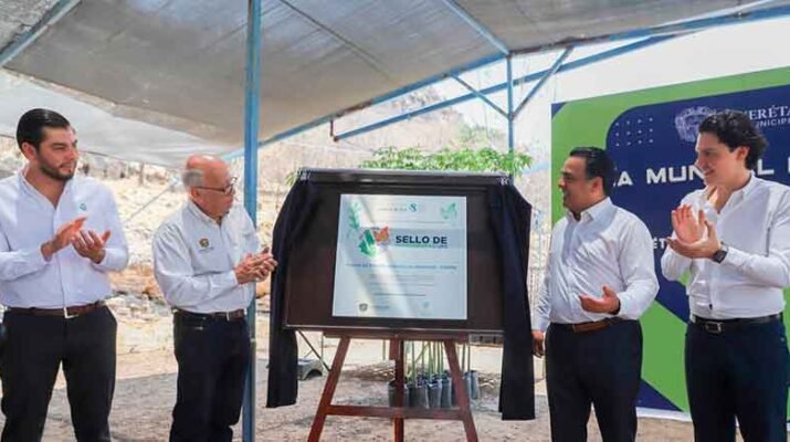Entrega Luis Nava Sello de Biodiversidad a Vivero 1 Entrega