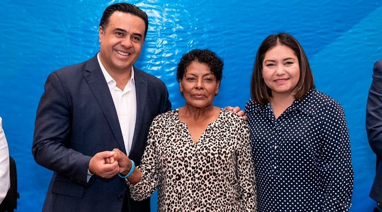 Entrega Claudia Martínez Guevara, brazaletes de identificación a adultos mayores 2 Entrega Claudia