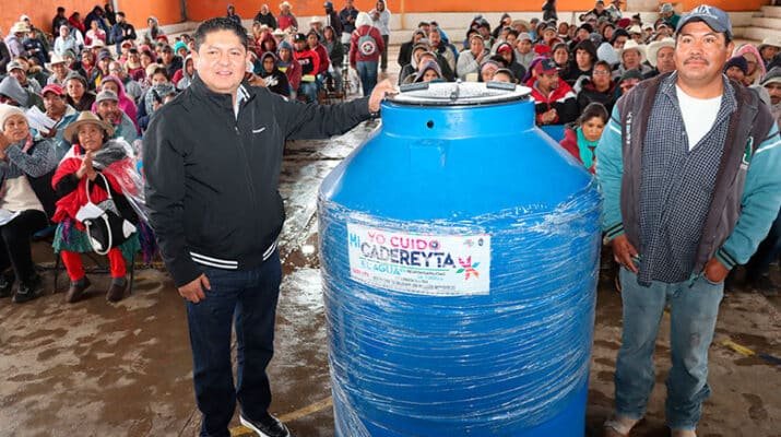 Entrega Martínez 240 cisternas a habitantes de Chavarrías 1 Martínez 240