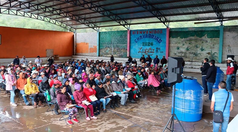 Entrega Martínez 240 cisternas a habitantes de Chavarrías 2 Martínez 240