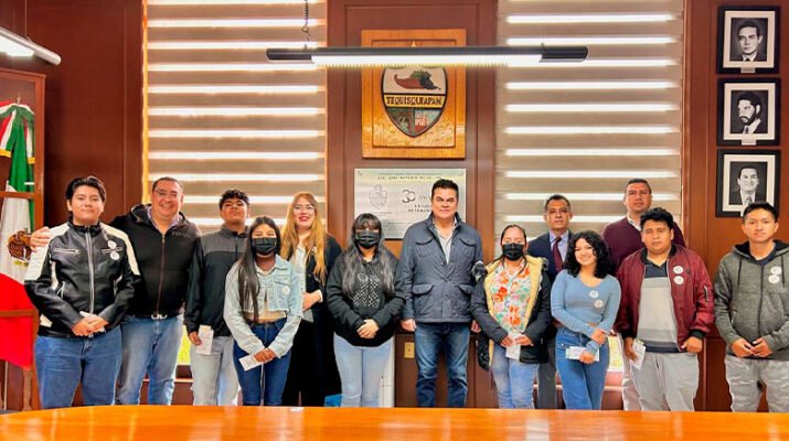 Mejía entrega apoyo económico a estudiantes del Tecnológico 5 entrega apoyo