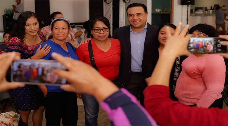 Luis Nava con líderes comunitarios 3 lideres comunitarios