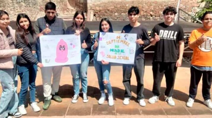 Adolescentes de Querétaro imparten taller sobre “Mitos y realidades del condón” 12 Adolescentes