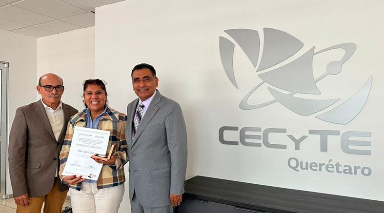 Reconoce Federación a docente de CECyTEQ 4 Federación a