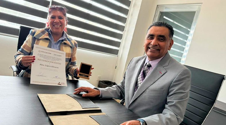 Reconoce Federación a docente de CECyTEQ 2 Federación a