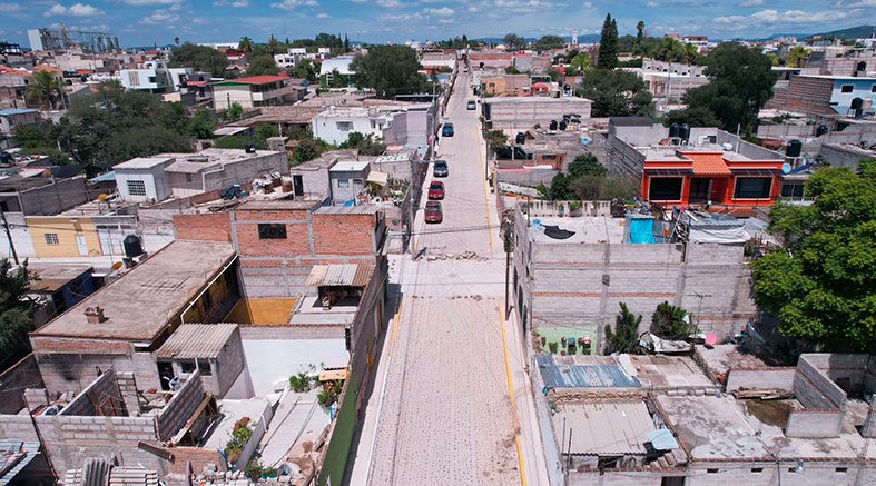 Lupita Pérez realizó la entrega de la calle Pedro Vega en Ezequiel Montes. 2 Pérez realizó