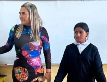 Entregan equipos de cómputo en telesecundaria