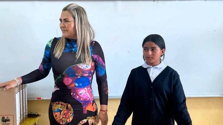 Entregan equipos de cómputo en telesecundaria