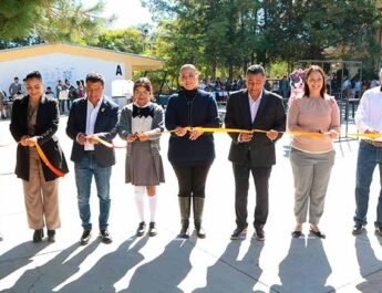 Entregan computadoras a estudiantes de CECyTEQ Huimilpan