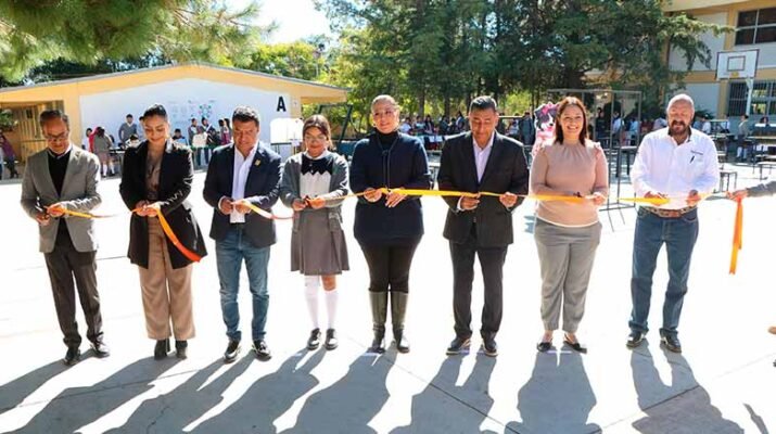 Entregan computadoras a estudiantes de CECyTEQ Huimilpan