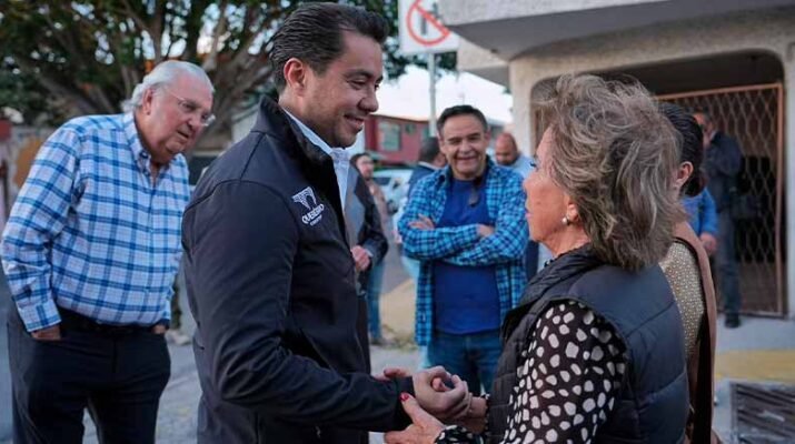 Felifer Macías escucha y atiende las necesidades de Bosques del Acueducto 12 escucha y