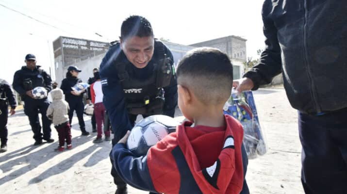 Policías de Corregidora apoyan a los Reyes Magos en la entrega de juguetes 8 Reyes Magos