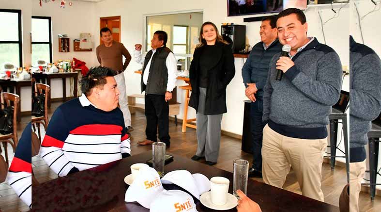 Rubén Hernández, participó en convivio de Año Nuevo con integrantes del SNTE Sección 24 2 participó