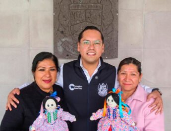 será acompañado