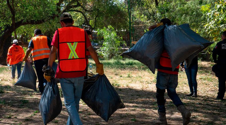 Infractores realizan trabajos a favor de la comunidad en la Ribera del Río 2 Infractores realizan