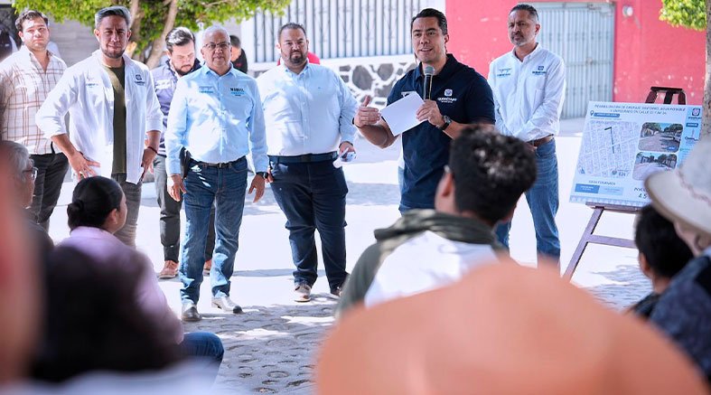 Entrega Felifer Macías rehabilitación de la Calle 23 en Lomas de Casa Blanca 4 Calle 23