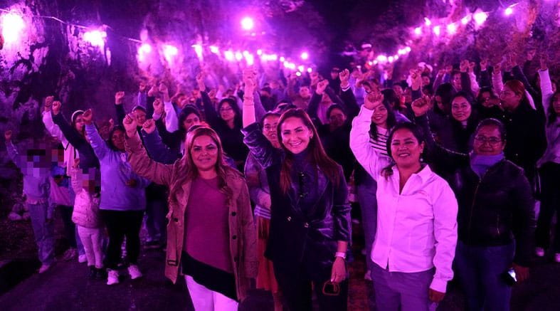 Puerta del Cielo se ilumina en honor al 8M 2 Puerta del