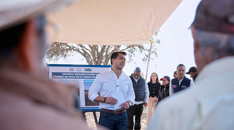 Entrega Felifer rehabilitación de camino en ejido Pie de Gallo 2 ejido