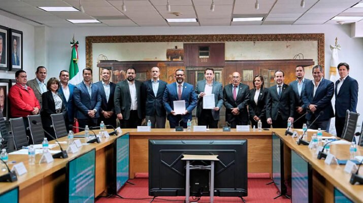 Firma Felifer Macías Convenio Tren México Querétaro. 24 1 9