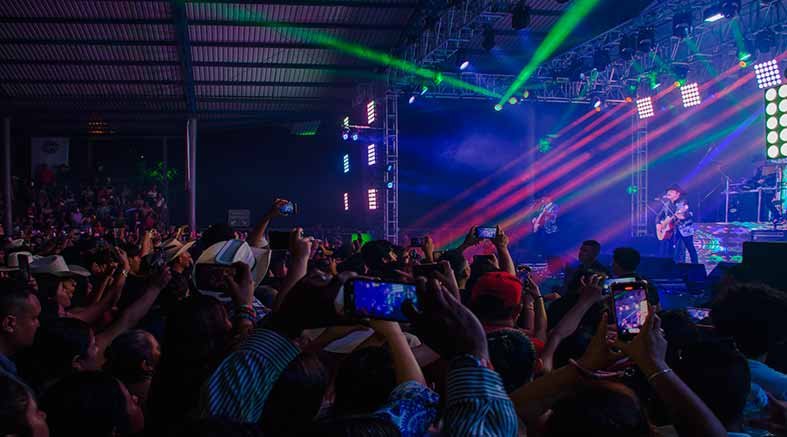 Los Tucanes de Tijuana abarrotan el Teatro del Pueblo en la clausura de la Feria Jalpan 2025 2 Los Tucanes