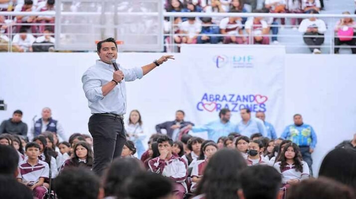 Entrega Felifer Macías 600 lentes a estudiantes 9 600 lentes