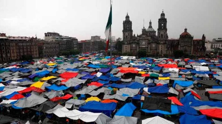 CNTE Sección 22 cambia de opinión y permanecerá en el Zócalo 1 CNTE