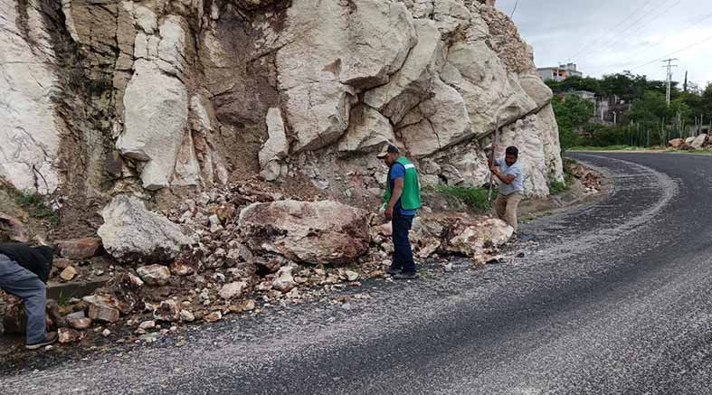 Trabajos Intensivos para Restablecer la Vialidad en Toliman 4 Intensivos
