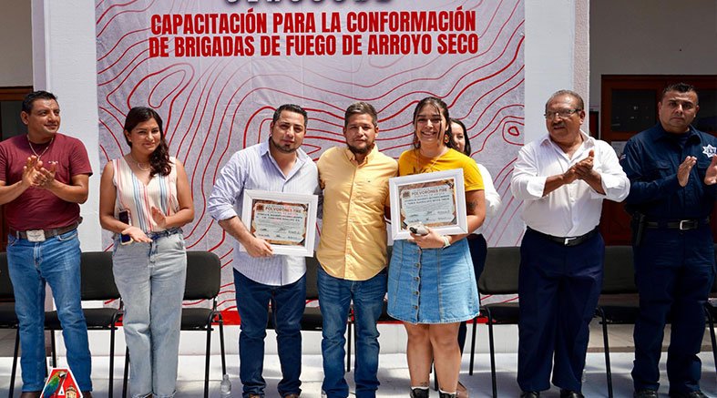 Entrega Fernando Sánchez Reconocimientos A Brigada De Manejo De Fuego 4 Manejo