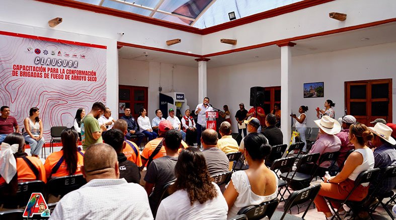 Entrega Fernando Sánchez Reconocimientos A Brigada De Manejo De Fuego 2 Manejo