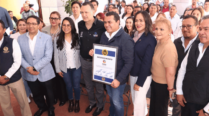Reconocimiento Estatal a Pedro Escobedo por combatir la corrupción 25 reconocimiento