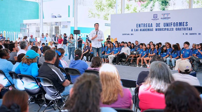 Entrega Felifer Macías uniformes deportivos a 700 atletas 4 700 atletas